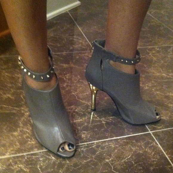 Brand new taupe heels