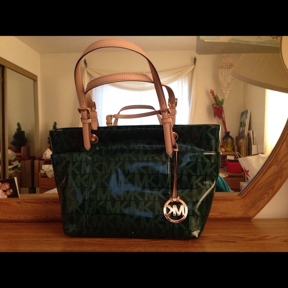 ⛔SOLD⛔ NWT Michael Kors Jet Set Emrld - Picture 2 of 4