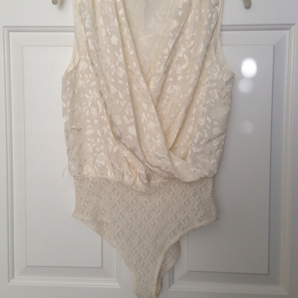 🔴SOLD. Floral Detail Bodysuit - Picture 2 of 4