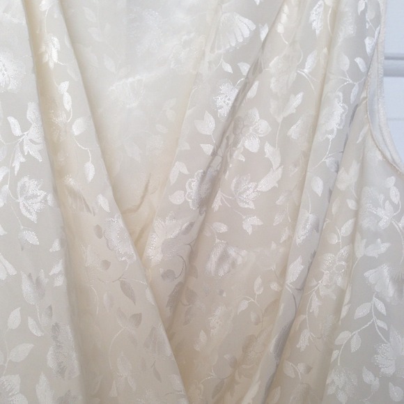 🔴SOLD. Floral Detail Bodysuit - Picture 3 of 4