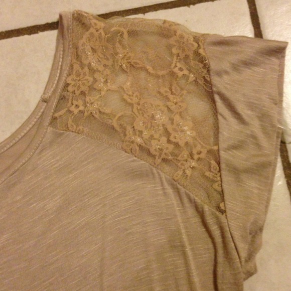 ❤️ SOLD!!!❤️ Tan lacy cropped shirt - Picture 2 of 2