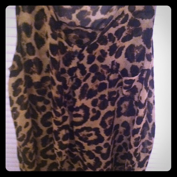 SOLD IN BUNDLE**** Lep. Print button up.