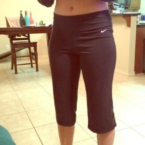 **REDUCED!**Nike dri-fit crops size M