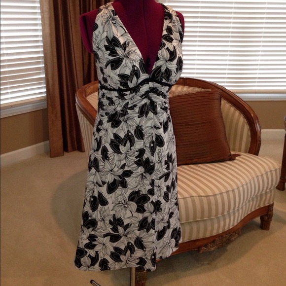 SOLD! WhiteHouse BlackMarket Jersey Print Halter