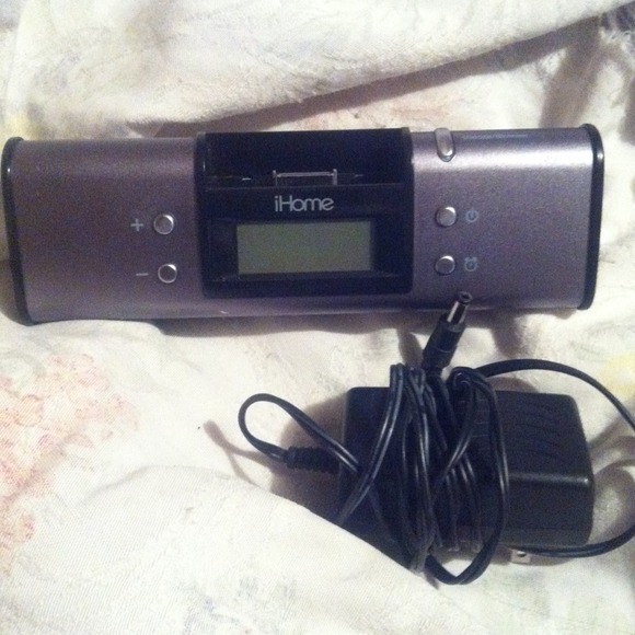 iHome iPod/iPhone dock w/ loud built in speakers