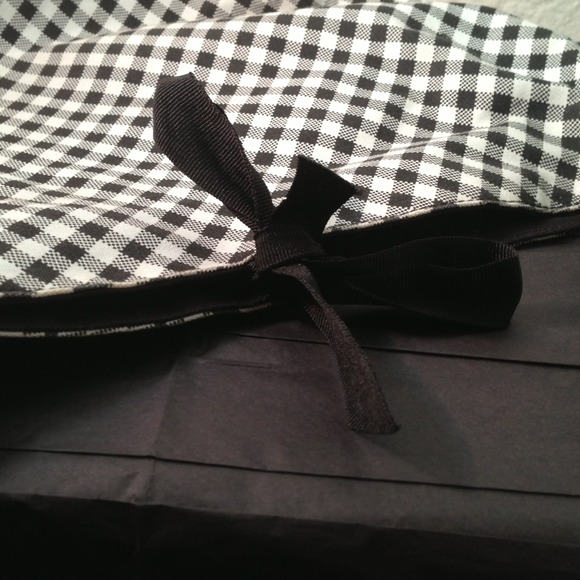 ⛔Sold⛔Black and white cloth purse. - Picture 3 of 4