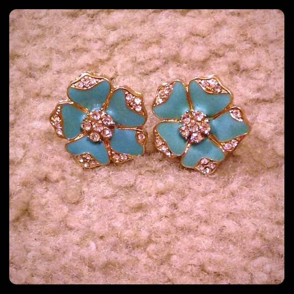 Cute teal flower earring with diamond.