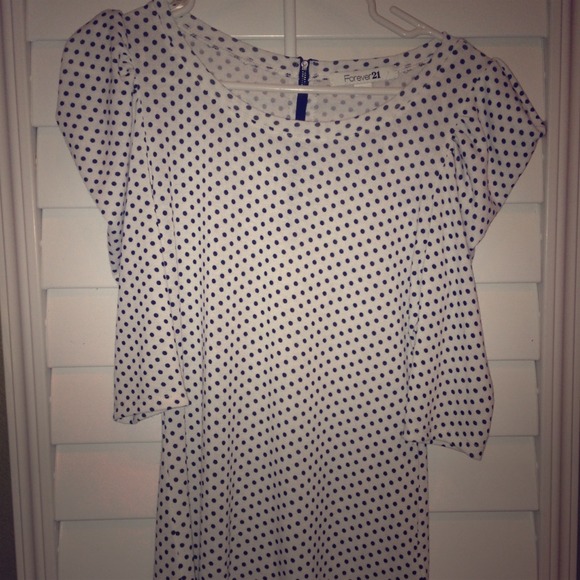 White Puffy shoulder with black dots