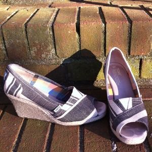 TOMS black + white print wedge