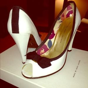 Marc by Marc Jacobs size 8 white peep toe