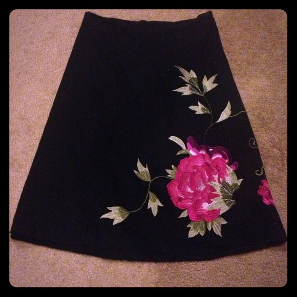 ✂Reduced✂ UK Brand Black linen skirt w/ embroidery