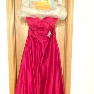 Brand new Alfred Angelo size 12 Dress.