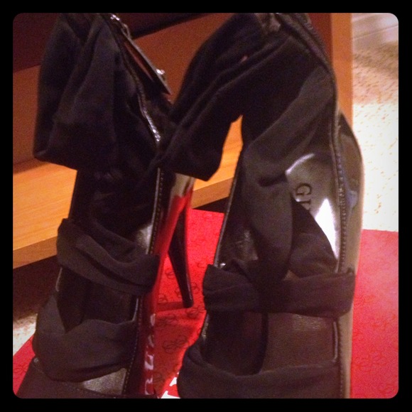 "Sold to a friend" Black patent high heels