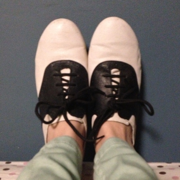 ***Reserved***BDG Black & White Saddle Oxford