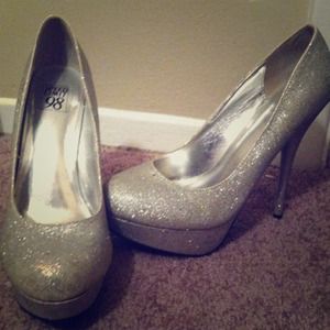Sparkling silver round pumps!
