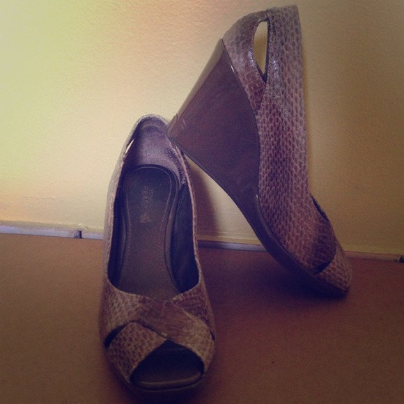 🔴SOLD🔴 Kenneth Cole Brown Snakeskin Wedges