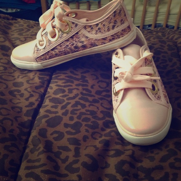 Size 9 coach like shoes