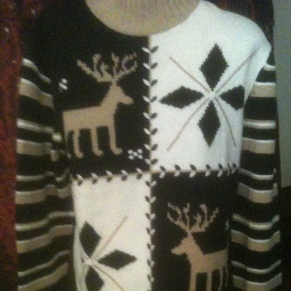 Really cute winter design sweater Sm fits like M