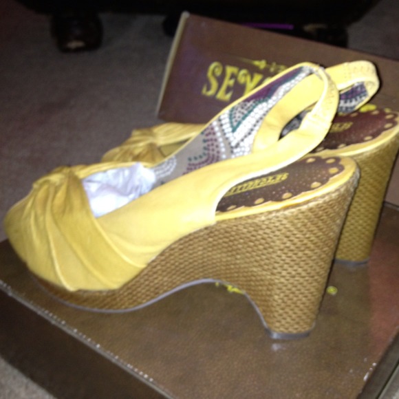 Gorgeous yellow leather peeptoe sandals - Picture 2 of 4