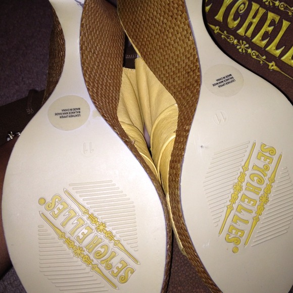 Gorgeous yellow leather peeptoe sandals - Picture 3 of 4