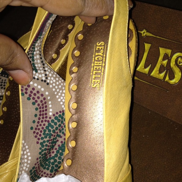 Gorgeous yellow leather peeptoe sandals - Picture 4 of 4