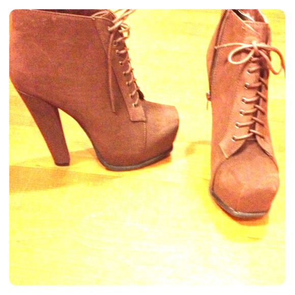 Beautiful Brown platforms shoe boots