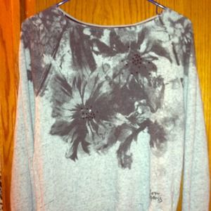 Gray and black sweater/sweatshirt