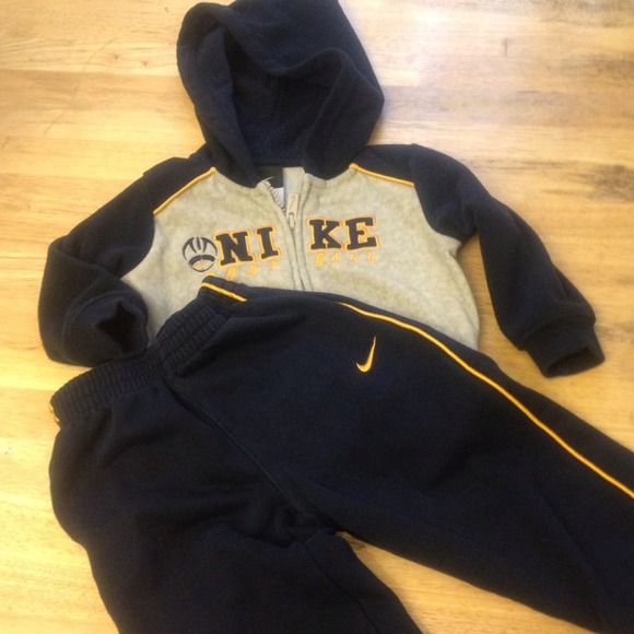💢TRADED Like new Very nice infant sweat suit.  12