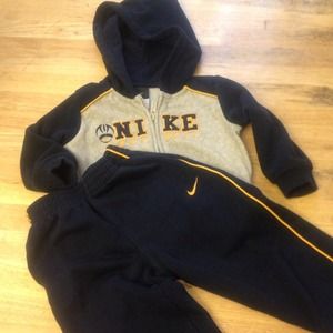 💢TRADED Like new Very nice infant sweat suit. 12