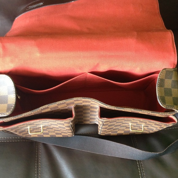 🚫SOLD🚫LV messenger bag - Picture 2 of 4