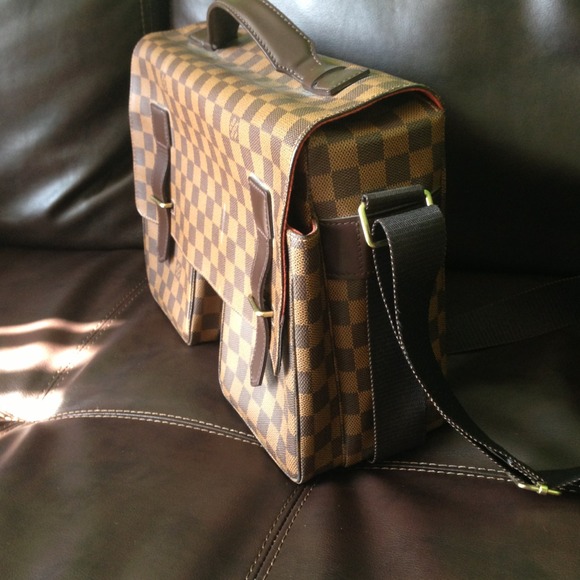 🚫SOLD🚫LV messenger bag - Picture 3 of 4