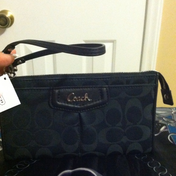 💥💥SOLD💥💥Coach Ashley Satin Zippy Wallet