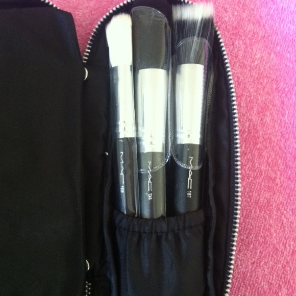 Total of 12 Mac brushes100%NEW💋 - Picture 3 of 4
