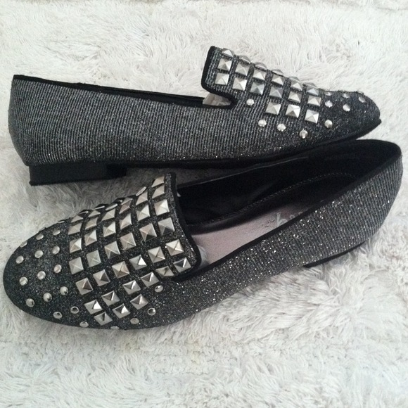Rouge Shoes - NWT Silver studded sparkle shoes flats size 6 six
