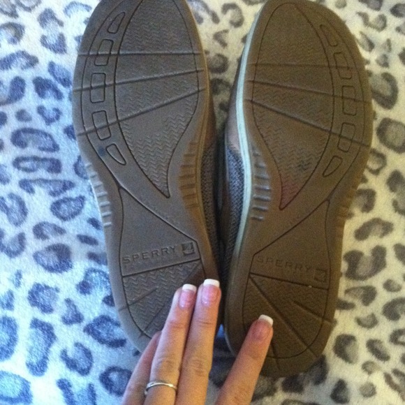 ✋SOLD✋Tan sperrys - Picture 2 of 4