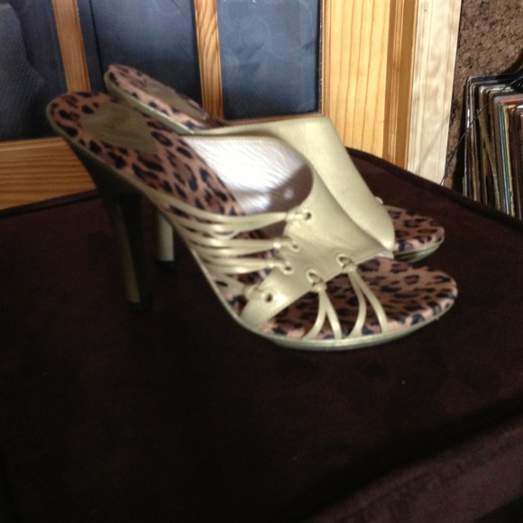 🎀SOLD🎀 XOXO Leather Mules, size metallic gold
