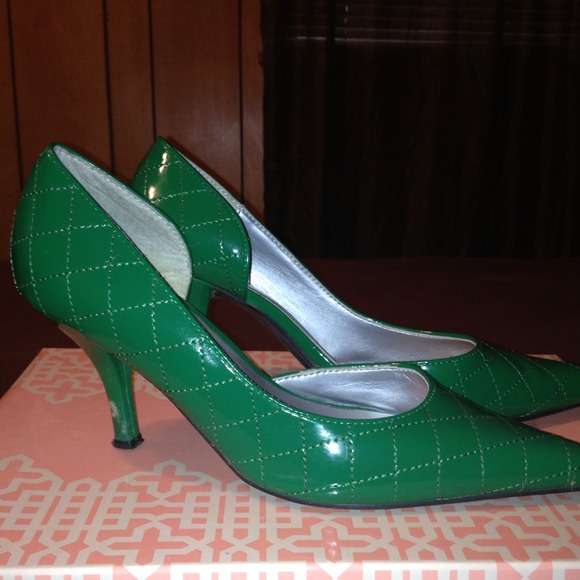 *SOLD* Gorgeous GREEN Patent Leather SPLASH heels - Picture 1 of 4