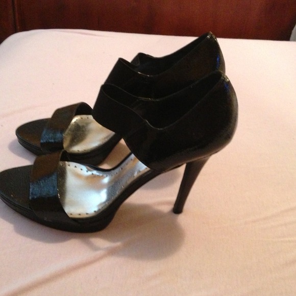 BCBG black strappy heels size 9.