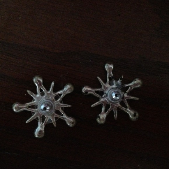 Swarovski crystal snow flake earrings. - Picture 3 of 4