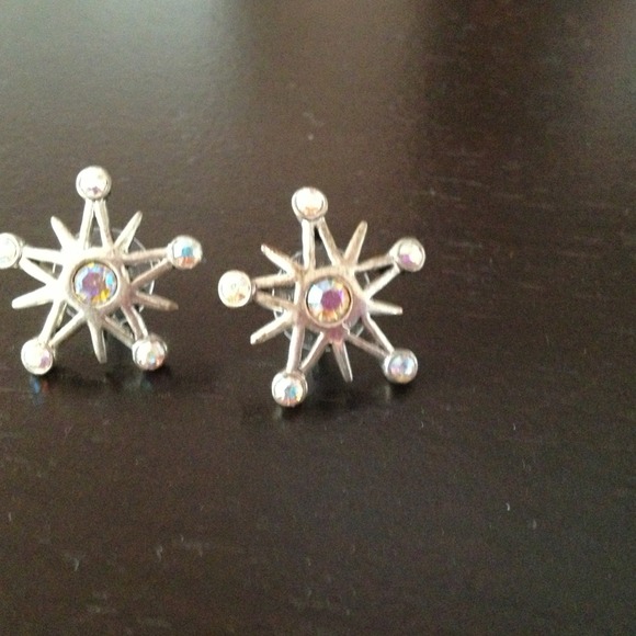 Swarovski crystal snow flake earrings. - Picture 4 of 4