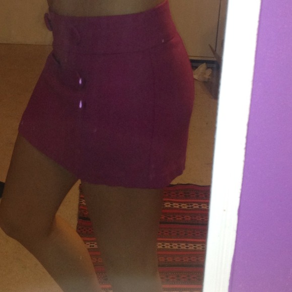 Raspberry button skirt - Picture 3 of 4