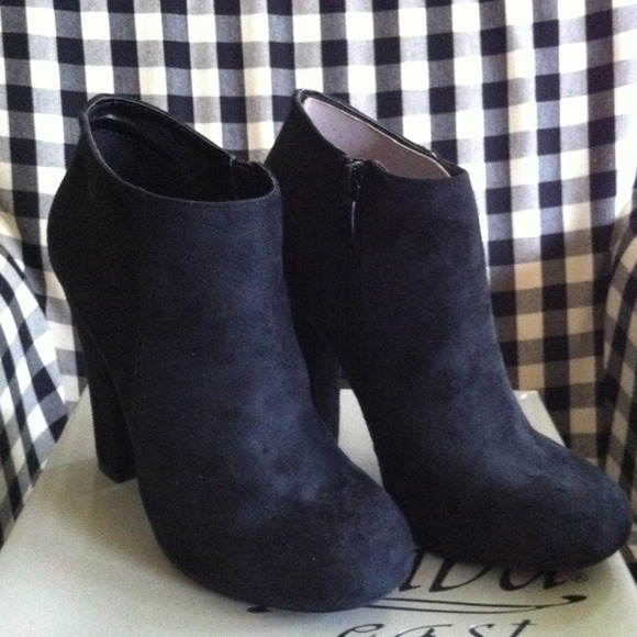 SOLD @helenowen..🎀Super Cute Black Suede Bootie🎀