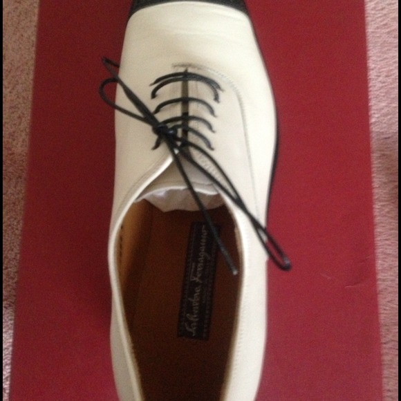 🎉HOST PICK! BNIB SalvatoreFerragamo TwoToned shoe - Picture 2 of 3