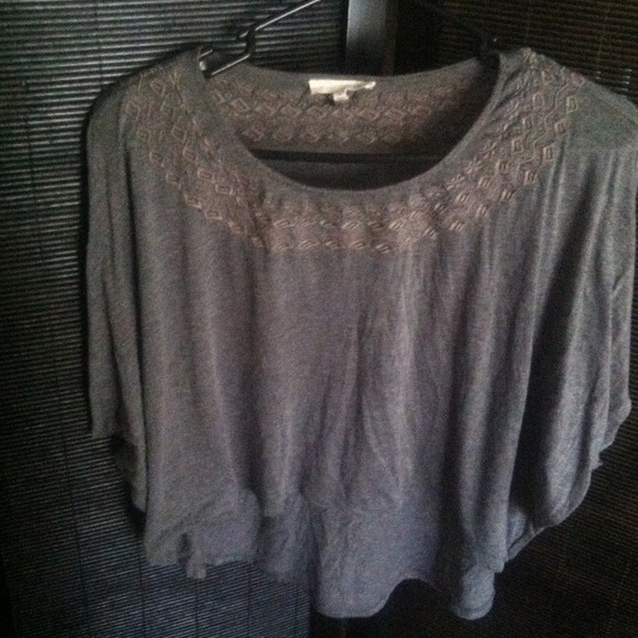 🎀Reduced 🎀Grey crop top with tribal neck