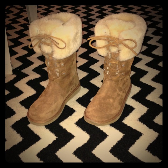 UGG Chestnut Montclair Boot & 3 Midi Rings