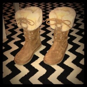 UGG Chestnut Montclair Boot & 3 Midi Rings