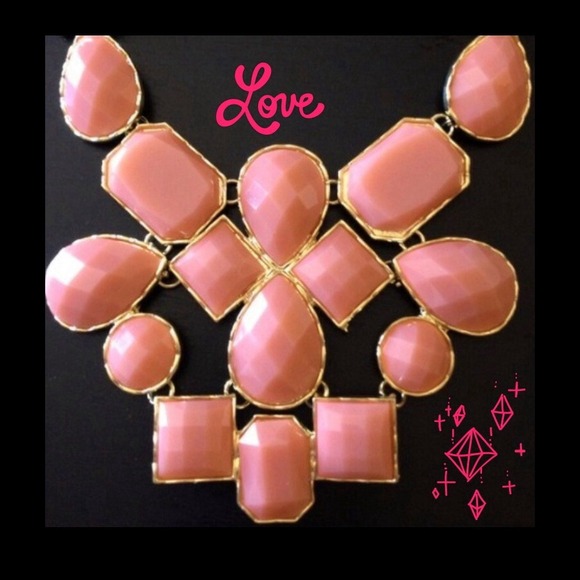 Jewelry - 💕Sale💕Pink necklace