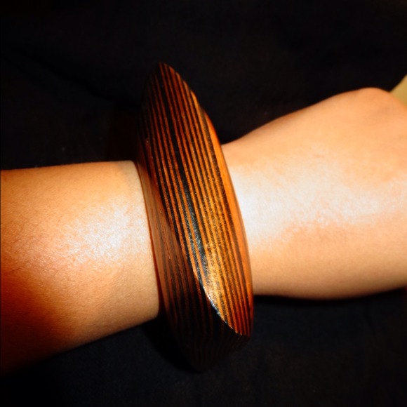 Wooden bangle - Picture 2 of 3