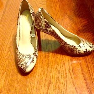 Mossimo snake skin heels. Size 7 1/2.