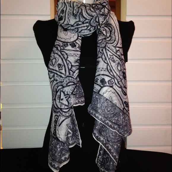 Black & White Scarf - Picture 1 of 1